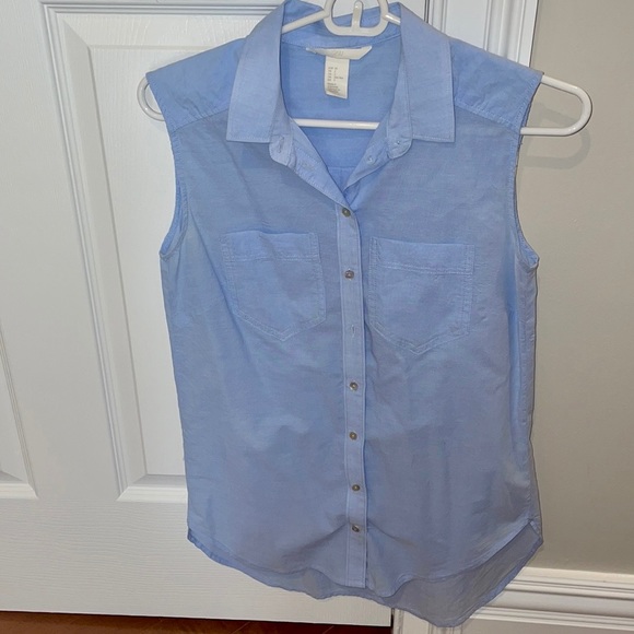 H&M Tops - 💙✨H&M blue button down tank top💙✨